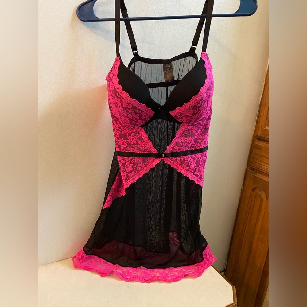 Smart and sexy pink and black lace sleep wear